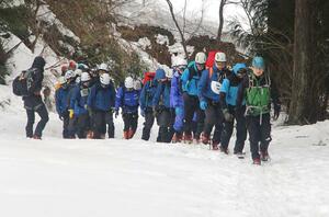 五頭連峰での遭難救助訓練で、現場へ向かう消防隊員ら=阿賀野市の五頭山麓