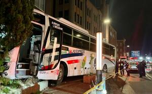 　建物に衝突したリムジンバス＝７日午後１０時１６分、神戸市中央区