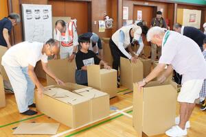 中島小学校で行った訓練で、段ボールベッドを組み立てる住民=8月31日、長岡市中島3