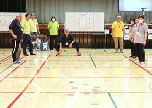 赤と緑のディスクを投げ、得点を競い合った出場者ら=新潟市中央区一番堀通町