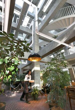 大きな吹き抜けとアート作品が特徴の白井屋ホテル。前橋の活性化のシンボル的な場となっている=前橋市