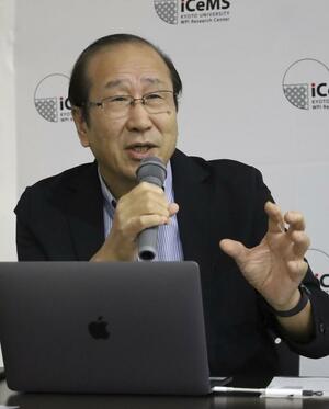 研究内容について話す北川進・京都大特別教授=2024年9月、京都市左京区