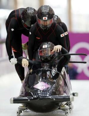 ソチ冬季五輪のボブスレー男子4人乗りでスタートする日本=2014年2月(AP=共同)