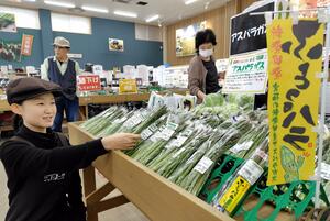 「ふとっパラ」の販売コーナー=新発田市島潟の農産物直売所「こったま〜や」