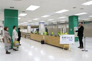 新設された有料スペース。座席は1日700円で利用できる=加茂市駅前