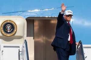 米大統領専用機エアフォースワンに乗り込むトランプ大統領=3日、ワシントン郊外のアンドルーズ空軍基地(AP=共同)