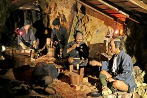 「史跡佐渡金山」の観光坑道に設置されている人形=8月30日、佐渡市相川地区