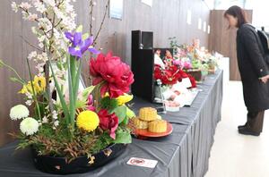 生徒たちの学びの成果が並んだ卒業制作展＝新潟市秋葉区金津