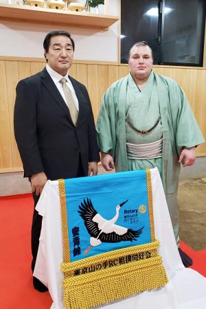 化粧まわしの贈呈式に出席した大関安青錦(右)と安治川親方=6日、東京都江東区の安治川部屋