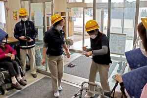 頸南消防署とデイサービス妙高の里の職員が避難や救助の手順を確認した消防訓練=妙高市葎生