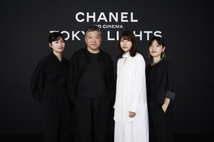 「CHANEL AND CINEMA - TOKYO LIGHTS」アワードセレモニーにて（左から）古川葵、是枝裕和、田中さくら、首藤凛（C）CHANEL