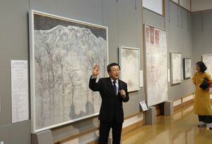 ギャラリートークで作品を解説した浦上義昭さん=新潟市西区山田