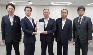 原子力規制庁の片山啓長官(左から2人目)に要望書を手渡す園山繁会長(中央)ら=5月28日午後、東京都港区