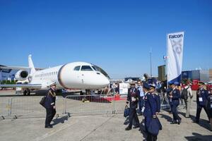 パリ国際航空ショーで展示された機体=16日、パリ郊外(共同)