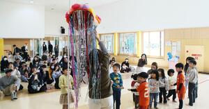 子育て交流施設「い〜てらす」で開かれた来場者100万人達成を記念するイベント=新潟市東区寺山