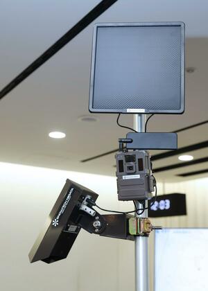 レーザーで道路の積雪深を測る路面状況監視システム＝長岡市大手通１