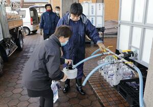 豊浦支所の給水所で水をくむ住民=3月7日午前9時ごろ、新発田市乙次