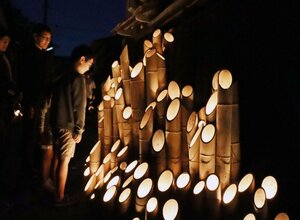 幻想的な明かりが夜のまちに並んだ竹灯籠まつり=村上市寺町