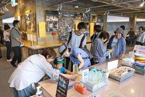 オープンしたソコラテで防災について学ぶ来場者＝２７日、小千谷市稗生