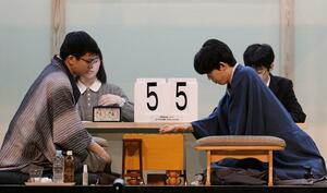 第44回JTプロ公式戦の準決勝第1局で、永瀬拓矢九段(左)と対局する藤井聡太JT杯覇者=10月21日、大阪市