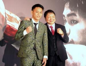 プロボクシング転向を発表し、ポーズをとる藤木勇我。右は大橋ジムの大橋秀行会長=27日、横浜市