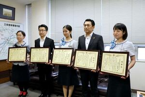 詐欺被害を防ぎ、感謝状を受け取ったはばたき信用組合と三条信用金庫の職員ら=新潟県三条署