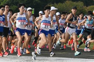 10月の箱根駅伝予選会の5キロ地点でチームメートを引っ張る日体大の山崎丞さん(ゼッケン21番)=東京都立川市