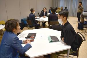 企業関係者と学生が自由に意見を交わした交流会。さまざまな出会いを創出するのもミライエ長岡の機能だ=1月20日、長岡市大手通2