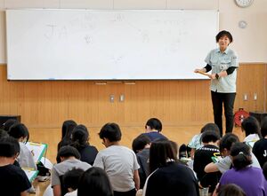 JAから講師を招き、地産地消について学ぶ春日新田小の5年生=上越市春日新田