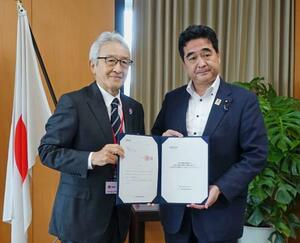 坂井防災相(右)に提言を手渡した経団連の永野毅副会長=16日午後、東京都千代田区