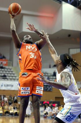 Ｂ３　新潟－香川　第２クオーター　イバン・ラベネルがシュートを決め３０－４０＝１０月２６日、新潟市東総合スポーツセンター