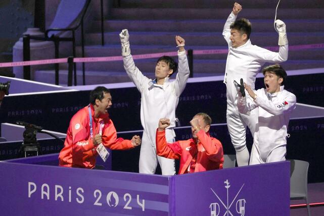 フェンシング男子エペ団体決勝　日本－ハンガリー　最終盤、２５－２５の同点に追いつきガッツポーズする古俣聖（左から２人目）ら＝８月２日、パリ（新潟日報社写真映像部・新井田悠）