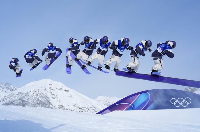 男子スロープスタイル決勝の2回目で滑走する長谷川帝勝の連続合成写真(右から左へ)。銀メダルを獲得した=リビーニョ(共同)