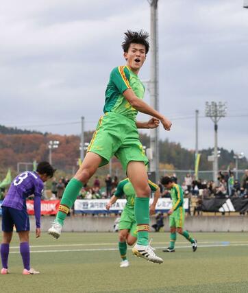 帝京長岡高－広島ユース　前半４４分、帝京長岡のＭＦ樋口汐音が先制ゴールを喜ぶ＝長岡ニュータウン運動公園