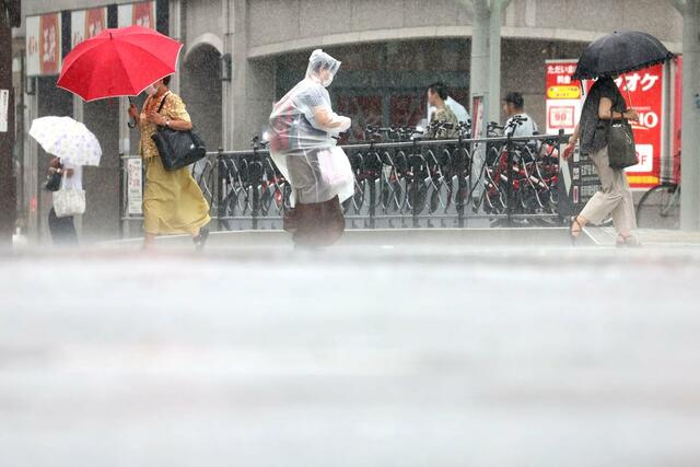 県内に久々の雨 降りしきる雨の中を歩く人たち=5日、JR新潟駅前(新潟市中央区花園1)