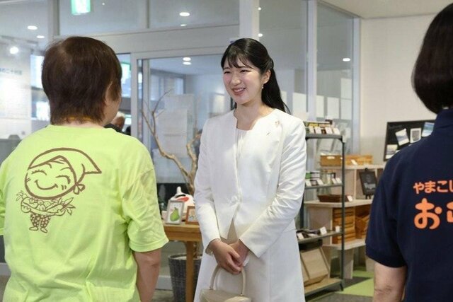 ボランティアと懇談される愛子さま=8日、長岡市のやまこし復興交流館おらたる