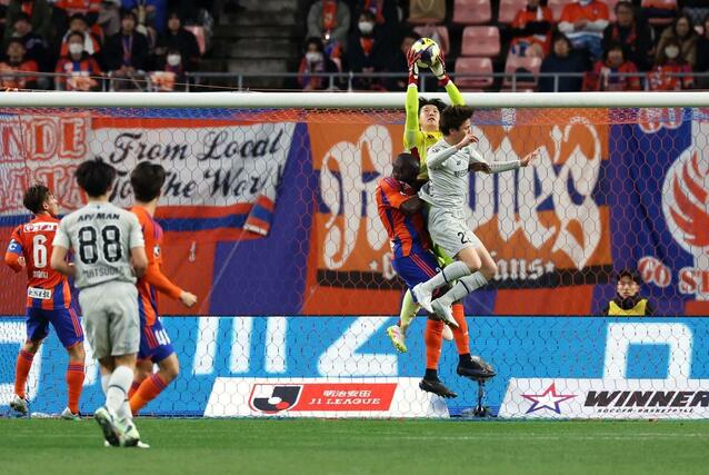 新潟－福岡　前半、ＧＫ藤田和輝が好セーブを見せる＝ビッグスワン