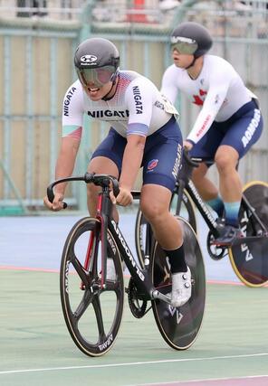 男子Bケイリン決勝 水谷悠平(中央・吉田高)が2位でフィニッシュする=京都府向日市
