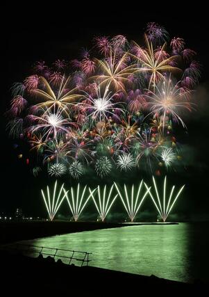 迫力満点の花火が夜空や海上を彩った「海の大花火大会」＝２６日、柏崎市