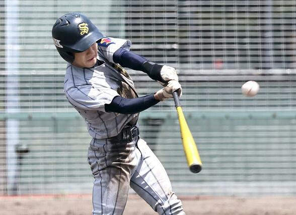 関根学園－佐渡　佐渡９回１死一、三塁、サヨナラ犠飛を放つ佐渡の渡辺健太＝柏崎市佐藤池