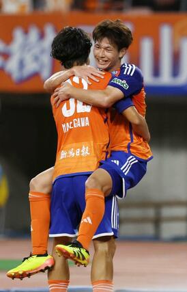 ＦＷ長倉幹樹がシュートを決め仲間と喜ぶ。４－０＝デンカビッグスワン