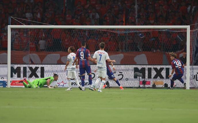 ＦＣ東京ー新潟　前半６分、先制される＝国立競技場