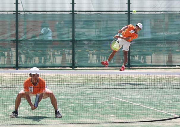 テニス男子団体３回戦　ダブルスをを戦う東京学館の松井郁貴（左）と堀川朝陽＝広島県福山市