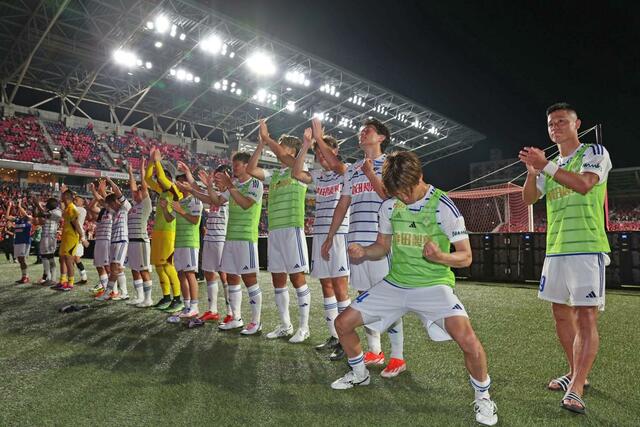 Ｃ大阪－新潟　サポーターとともに勝利を喜ぶ新潟の選手たち＝ヨドコウ