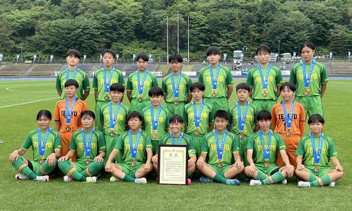 サッカー女子で3位となった帝京長岡の選手たち=北海道室蘭市