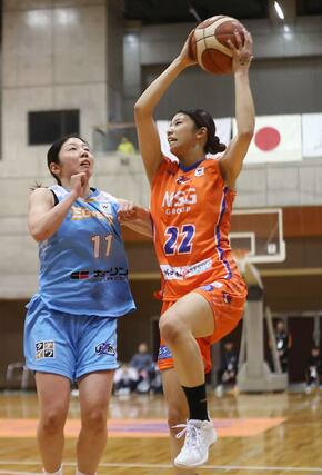 第１クオーター、シュートを打つ森田真衣＝８日、白根カルチャーセンター