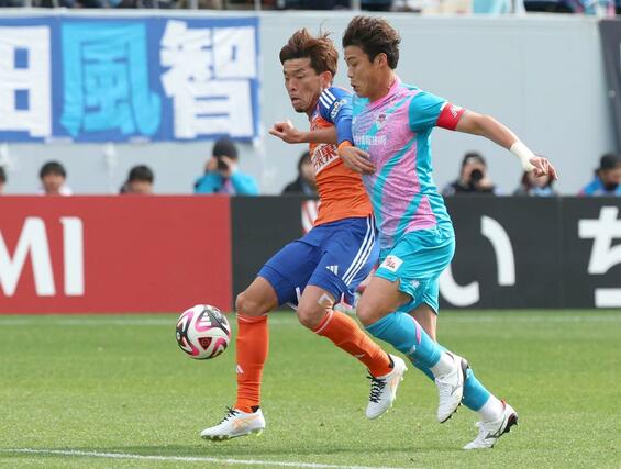 鳥栖－新潟　前半、ＦＷ鈴木孝司が攻める＝駅スタ