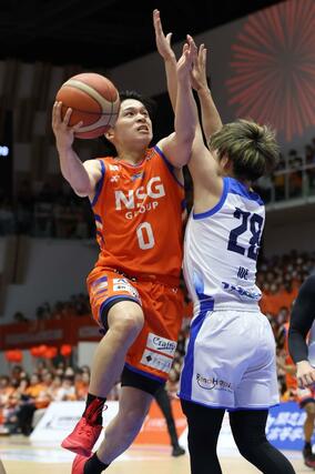 新潟-東京Z 第4クオーター、シュートを決める樋口蒼生=アオーレ長岡