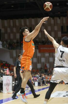 第４クオーター、ポーグ健が３点シュートを決めて８０－７０＝アオーレ長岡