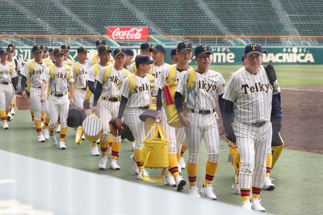 練習の準備に入る帝京長岡の選手ら=15日、甲子園